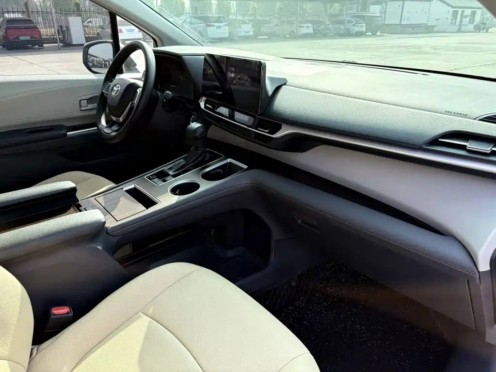 Toyota Sienna — фото 17
