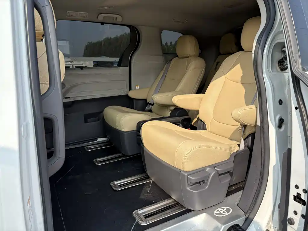 Toyota Sienna — фото 8