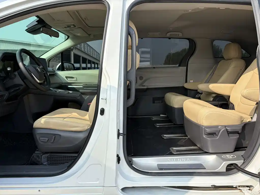 Toyota Sienna — фото 9