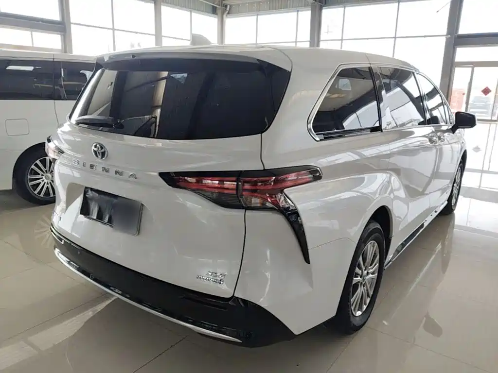 Toyota Sienna — фото 7