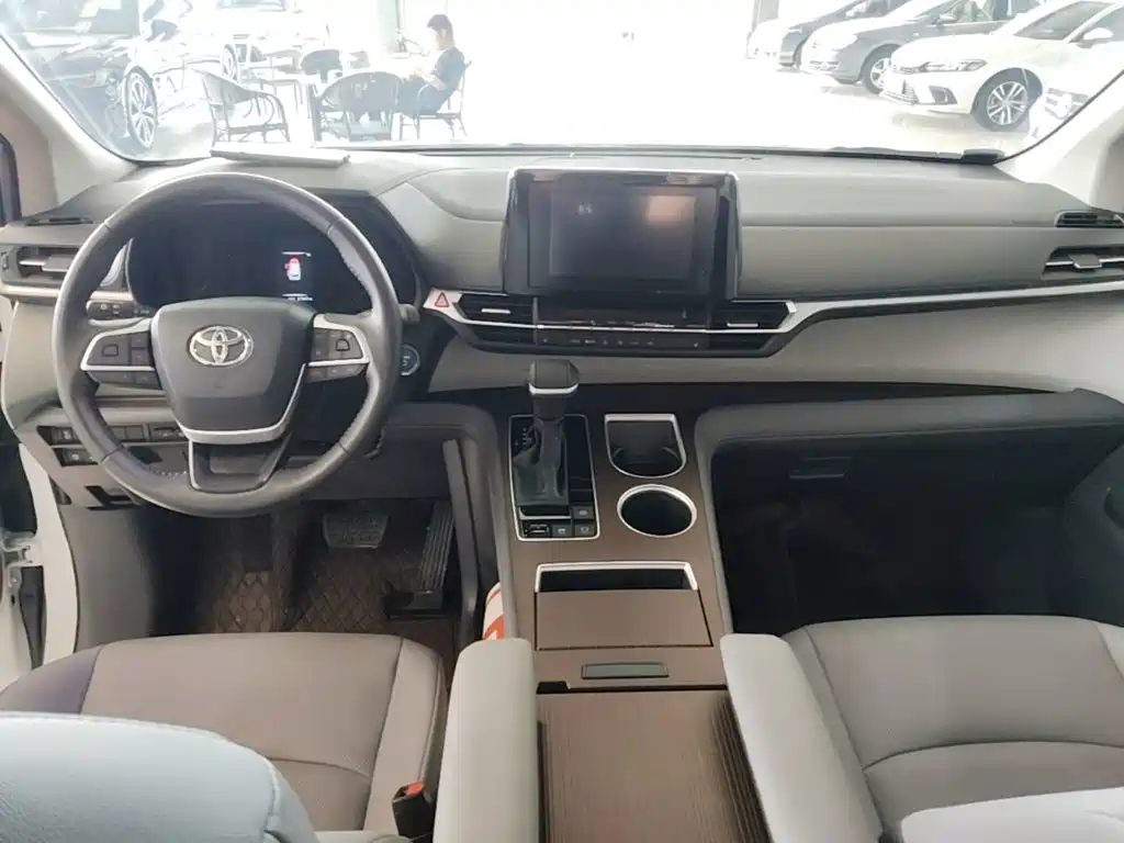 Toyota Sienna — фото 10