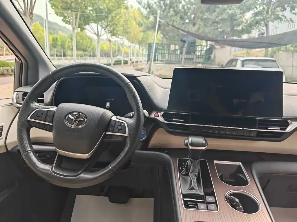 Toyota Granvia — фото 11