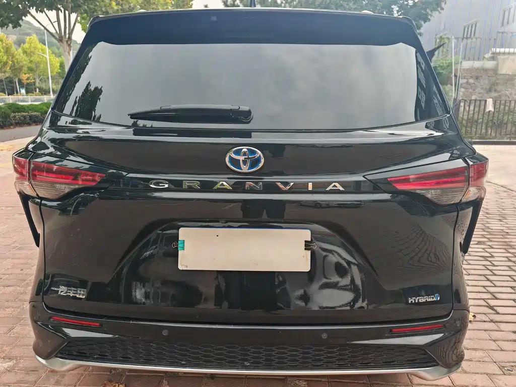 Toyota Granvia — фото 4