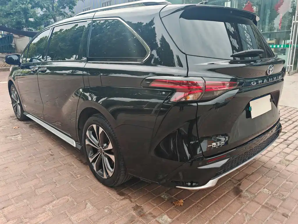 Toyota Granvia — фото 6