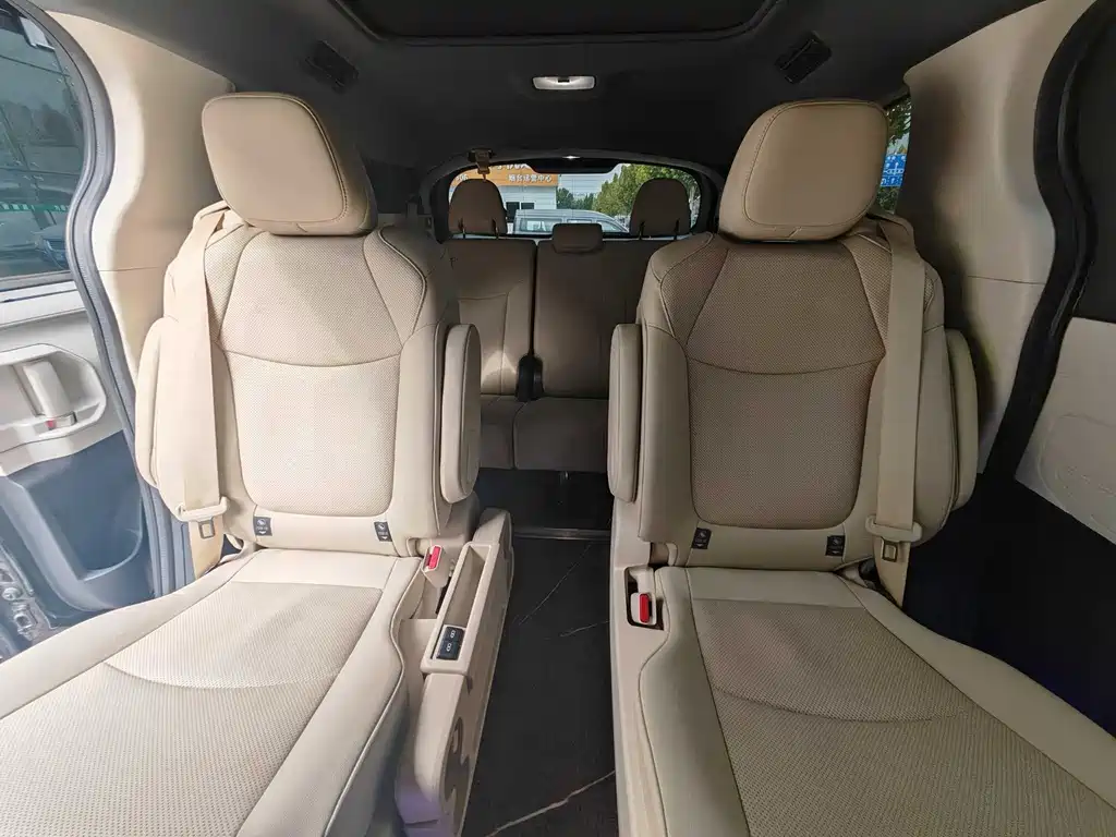 Toyota Granvia — фото 7
