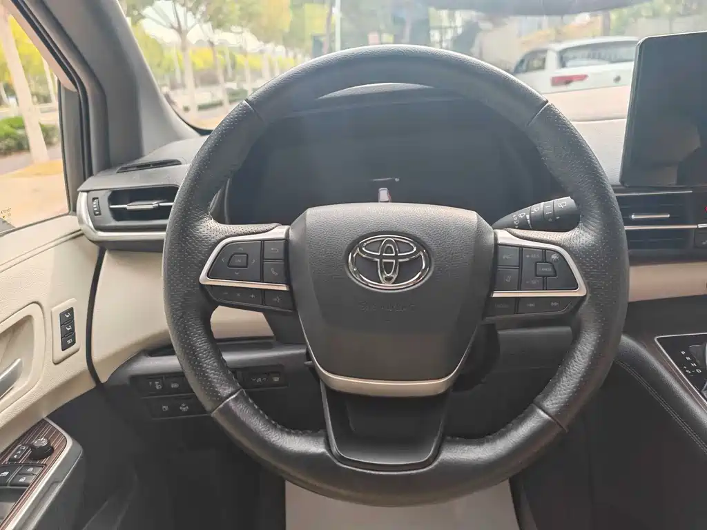 Toyota Granvia — фото 10