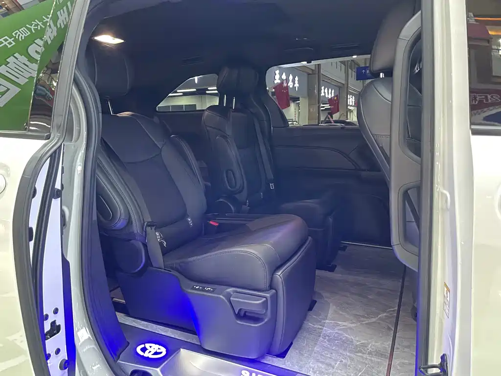 Toyota Sienna — фото 10