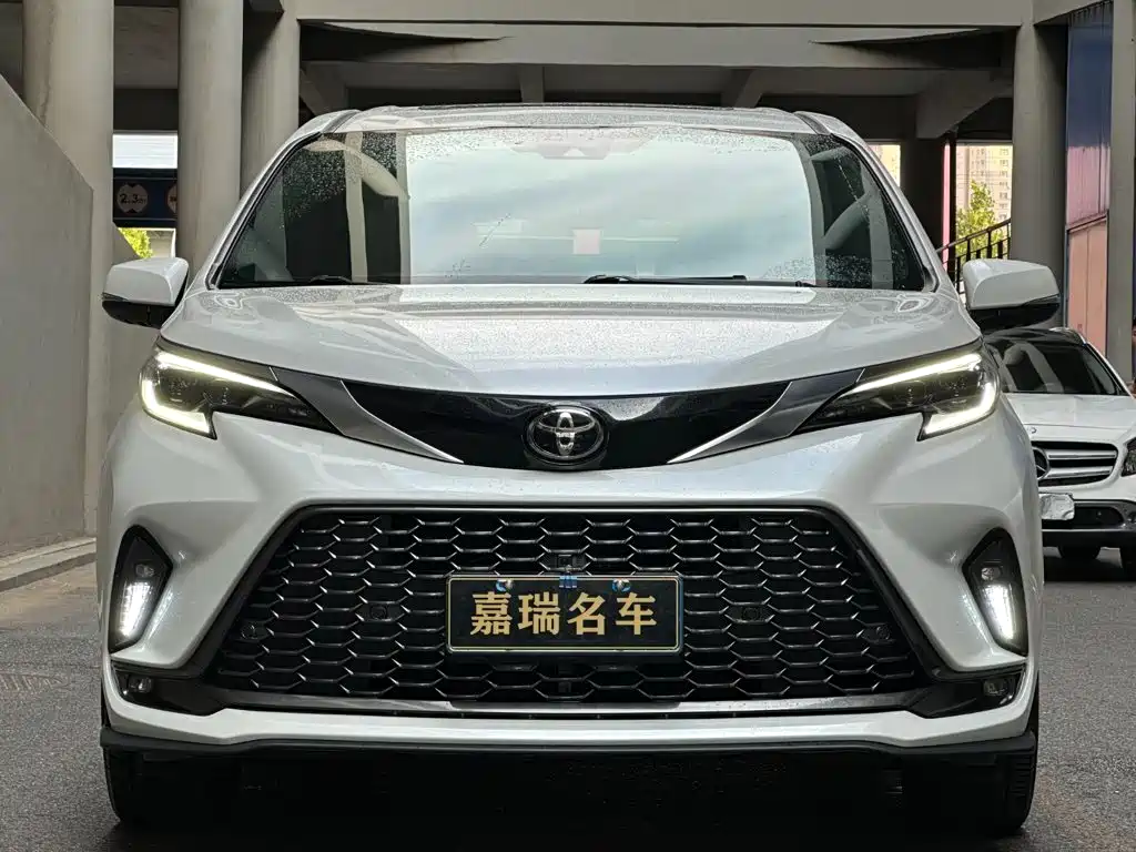 Toyota Granvia — фото 2