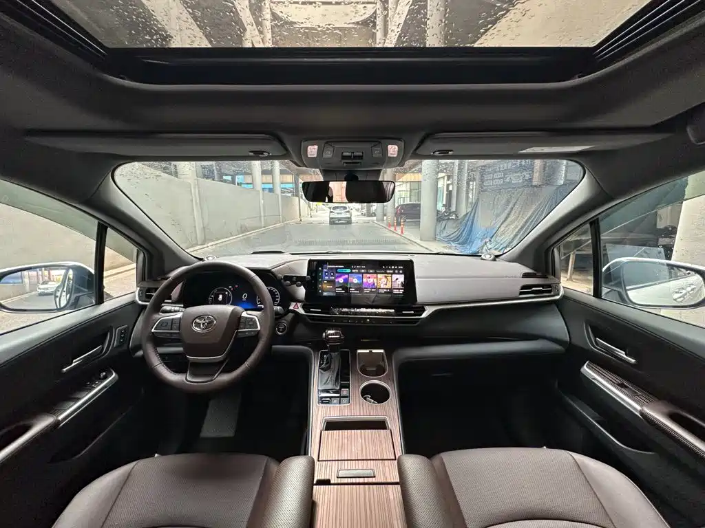 Toyota Granvia — фото 11