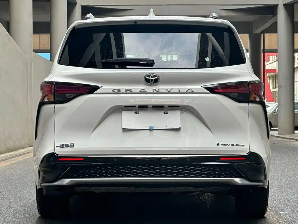 Toyota Granvia — фото 4
