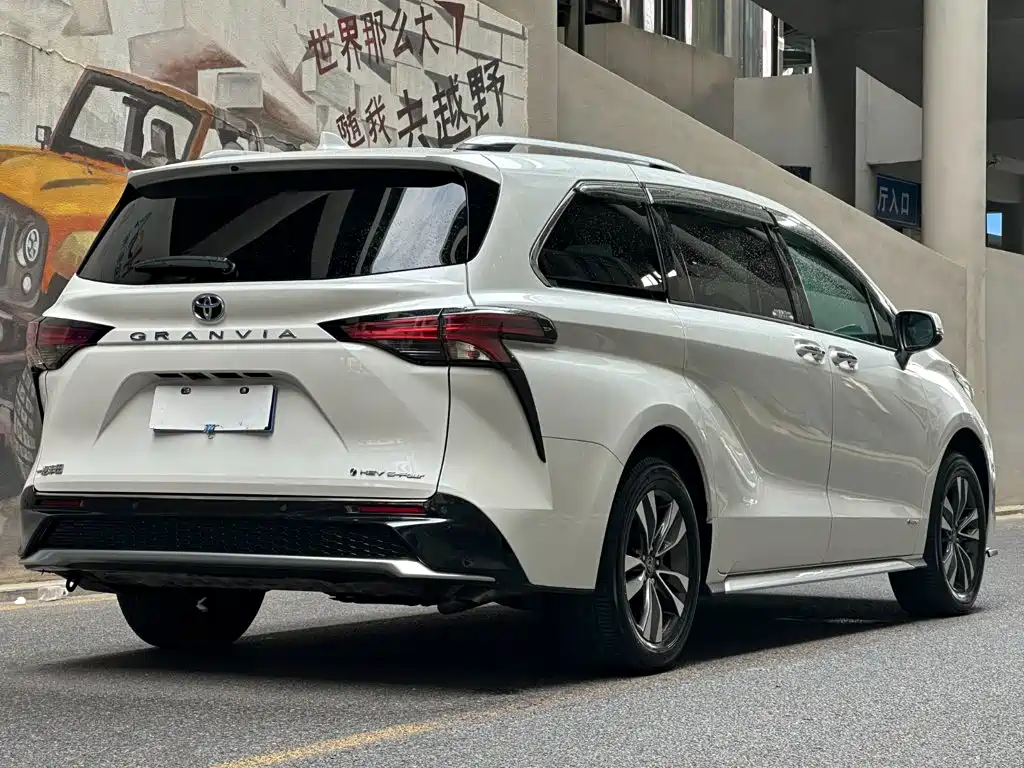 Toyota Granvia — фото 5
