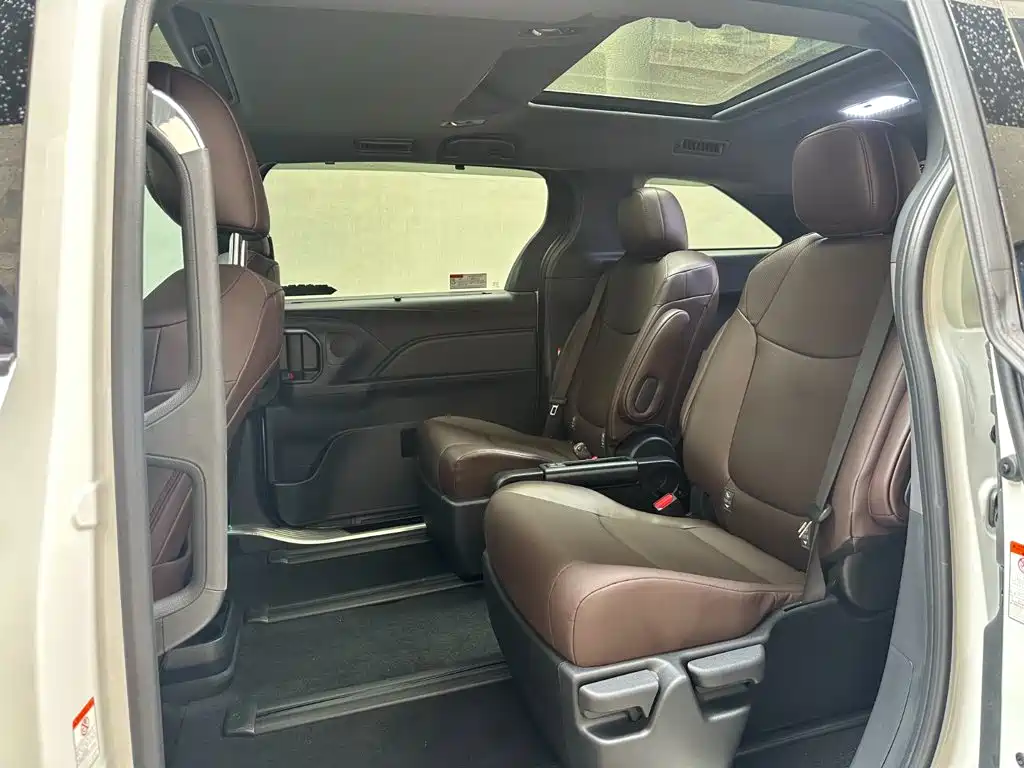 Toyota Granvia — фото 10
