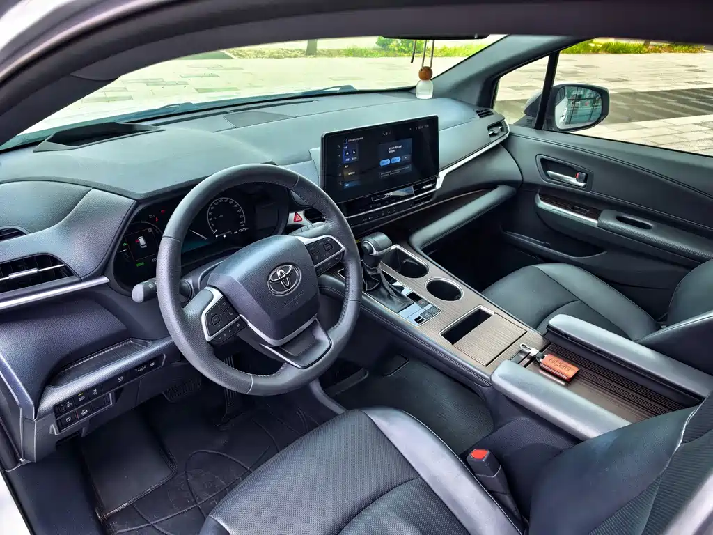 Toyota Granvia — фото 11