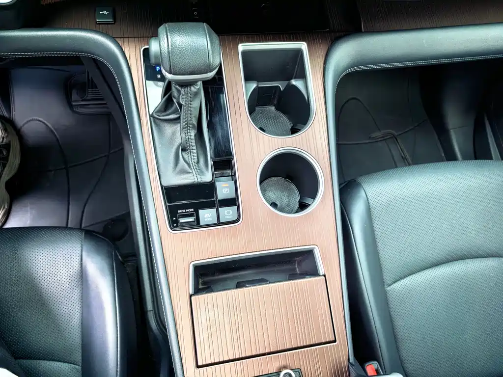 Toyota Granvia — фото 14