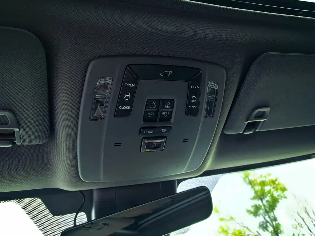 Toyota Granvia — фото 15