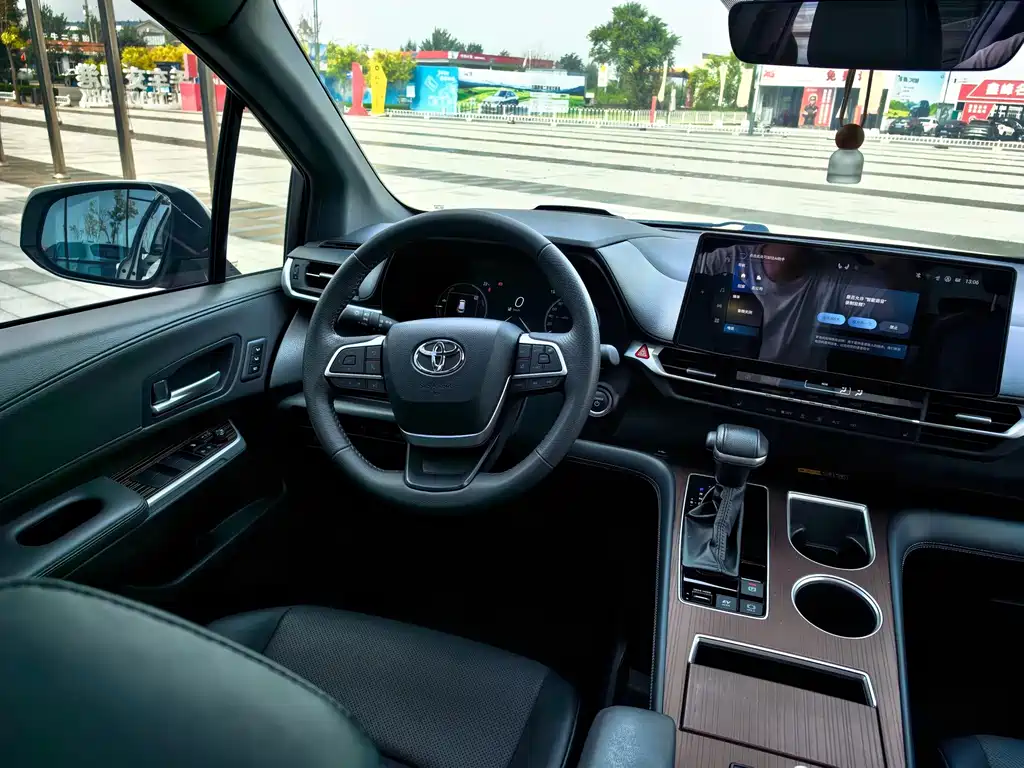 Toyota Granvia — фото 18