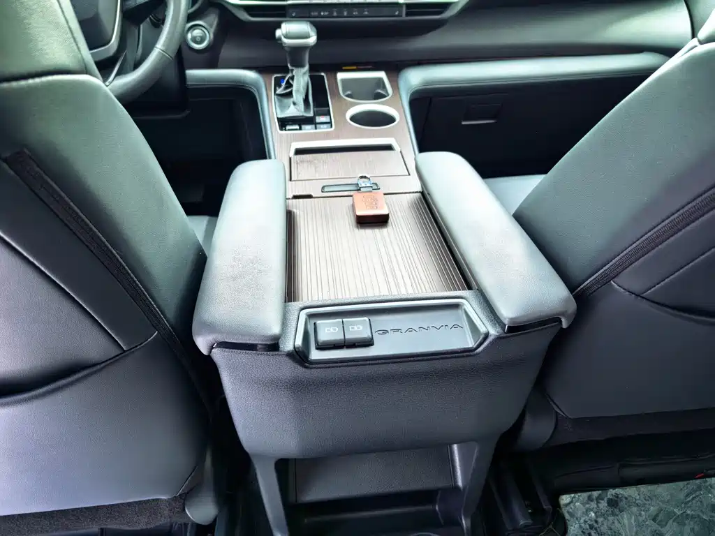 Toyota Granvia — фото 19