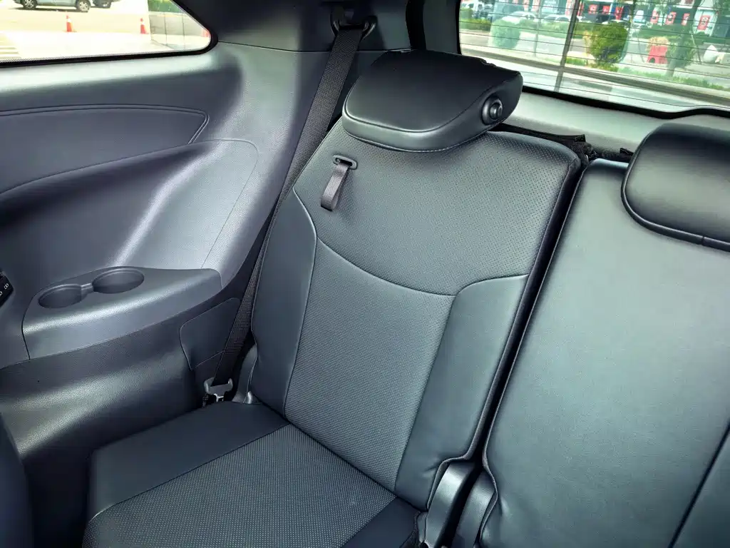 Toyota Granvia — фото 21