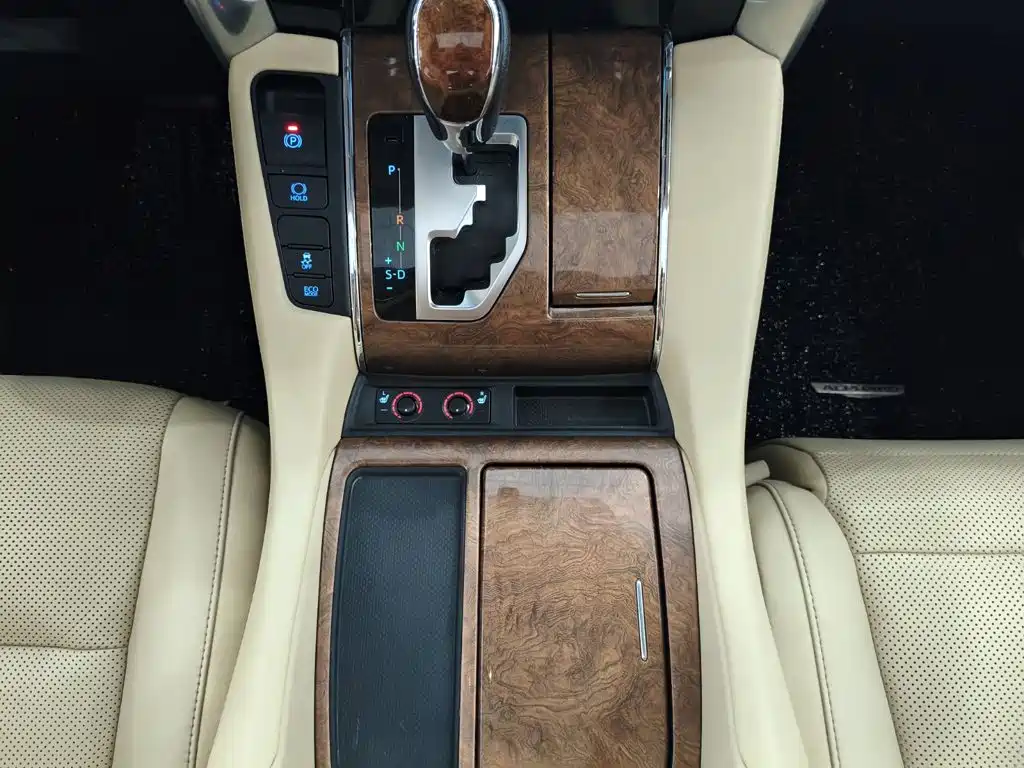Toyota Alphard — фото 11
