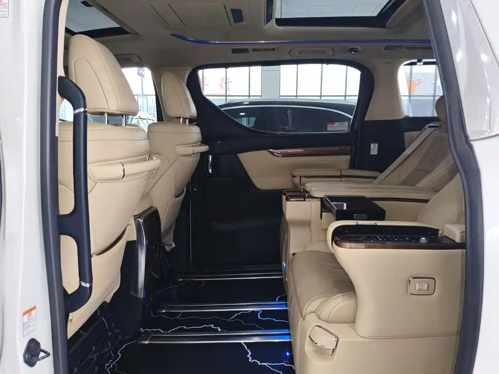 Toyota Alphard — фото 14