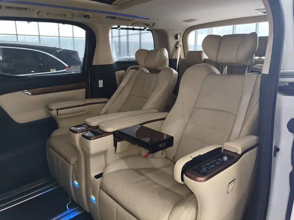 Toyota Alphard — фото 15