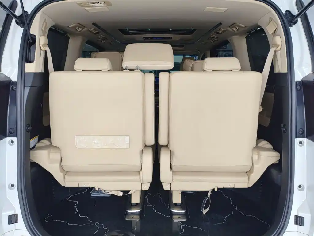 Toyota Alphard — фото 17