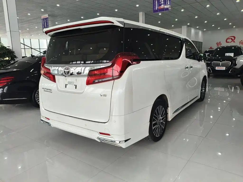 Toyota Alphard — фото 4