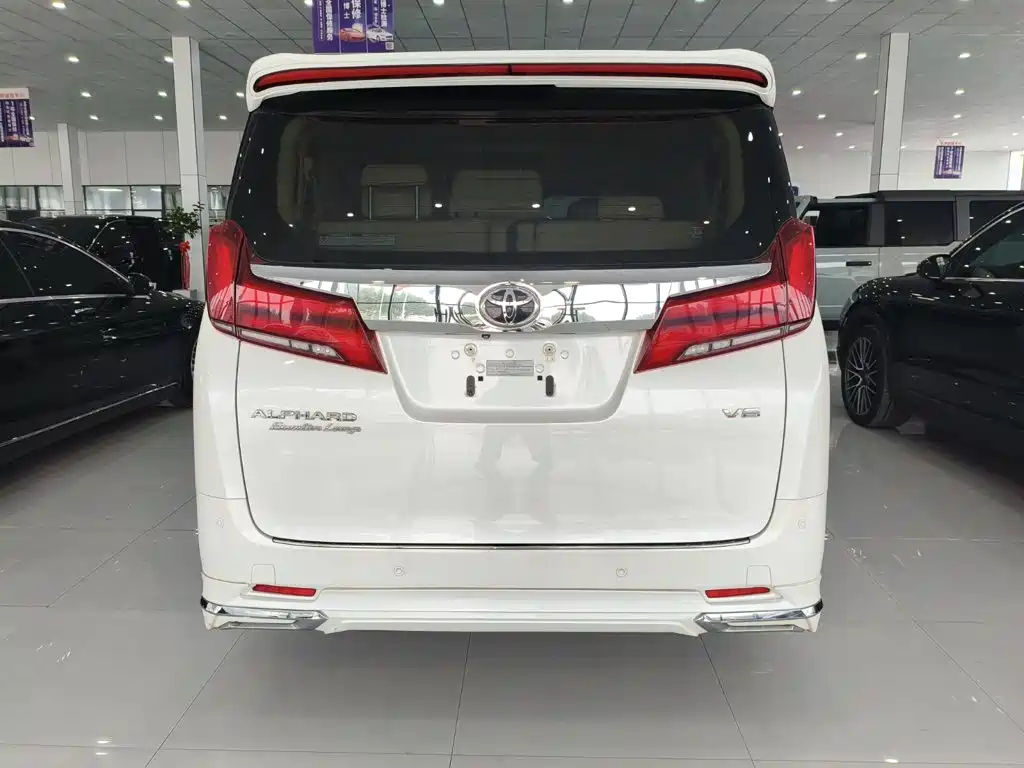 Toyota Alphard — фото 5