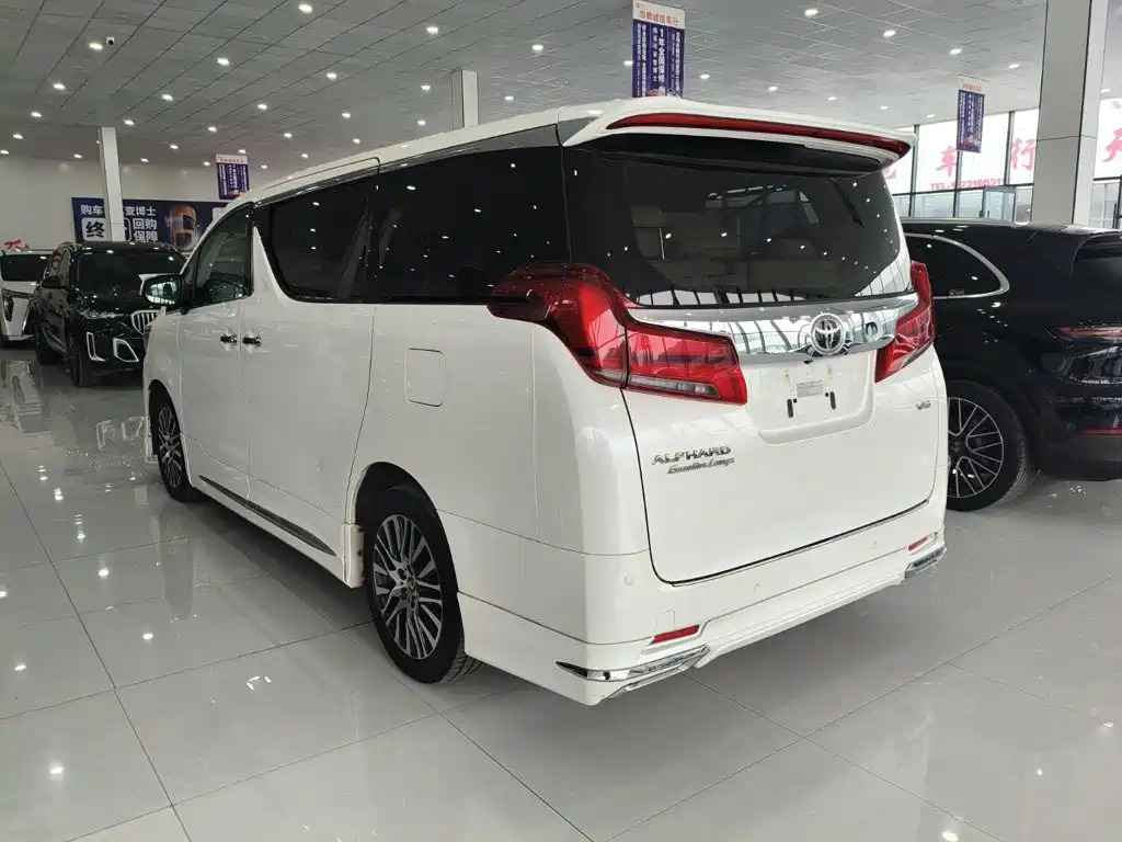 Toyota Alphard — фото 6