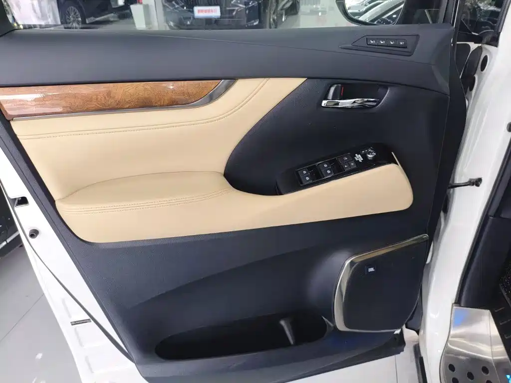 Toyota Alphard — фото 7