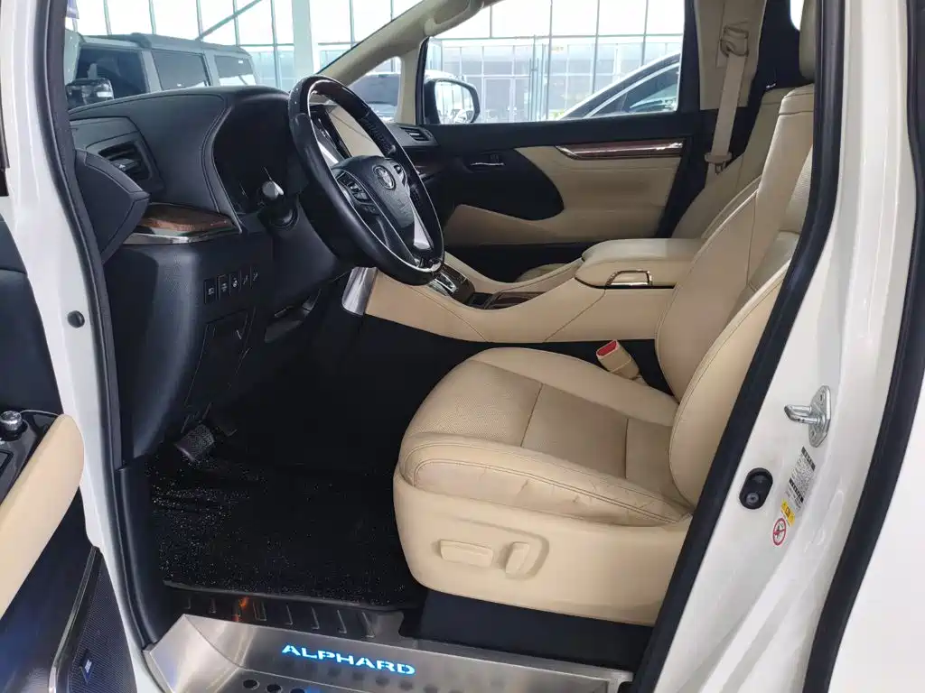Toyota Alphard — фото 8