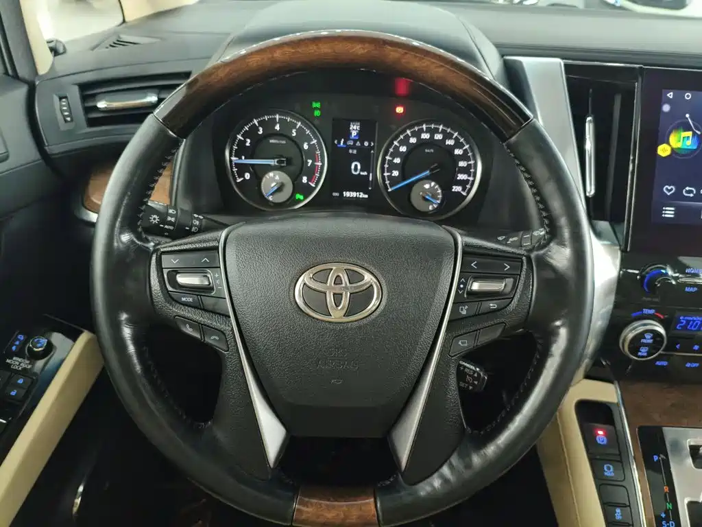 Toyota Alphard — фото 9