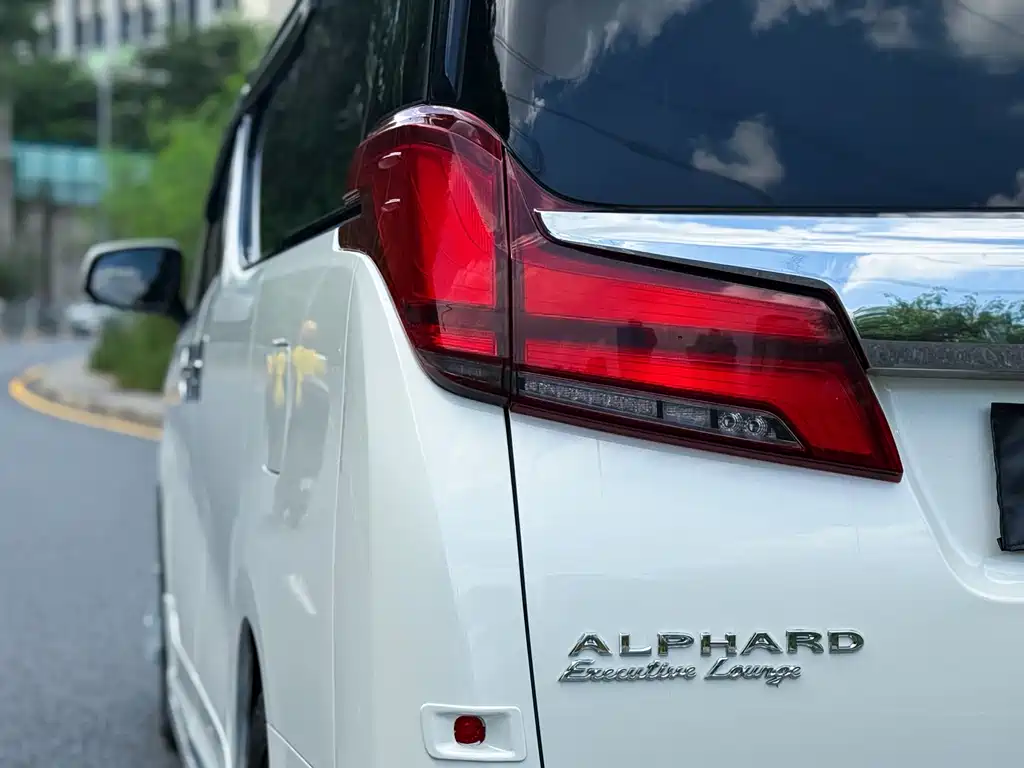 Toyota Vellfire — фото 11