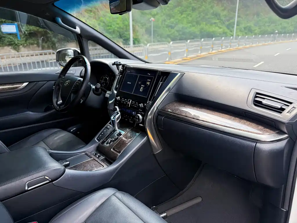 Toyota Vellfire — фото 18