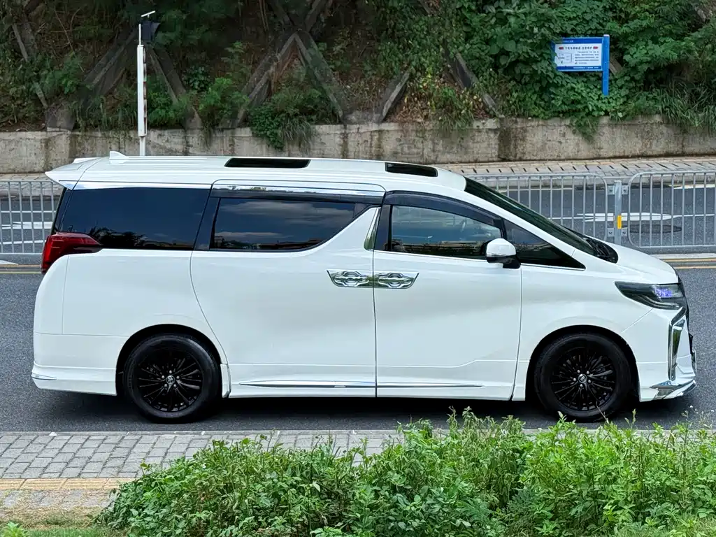 Toyota Vellfire — фото 4