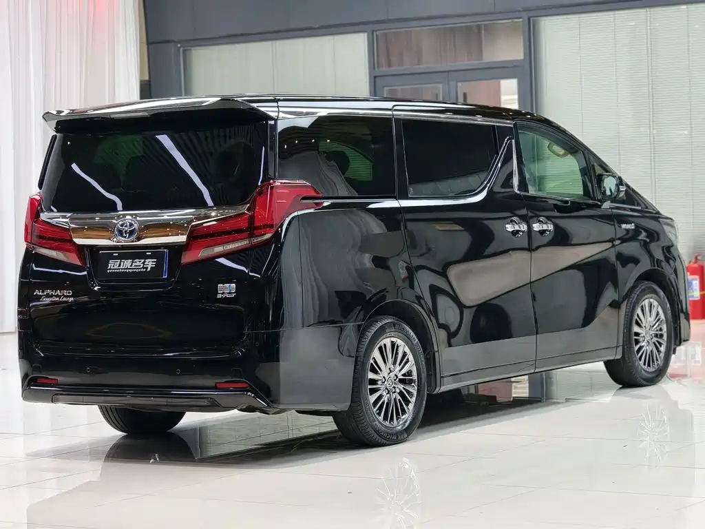 Toyota Alphard — фото 4