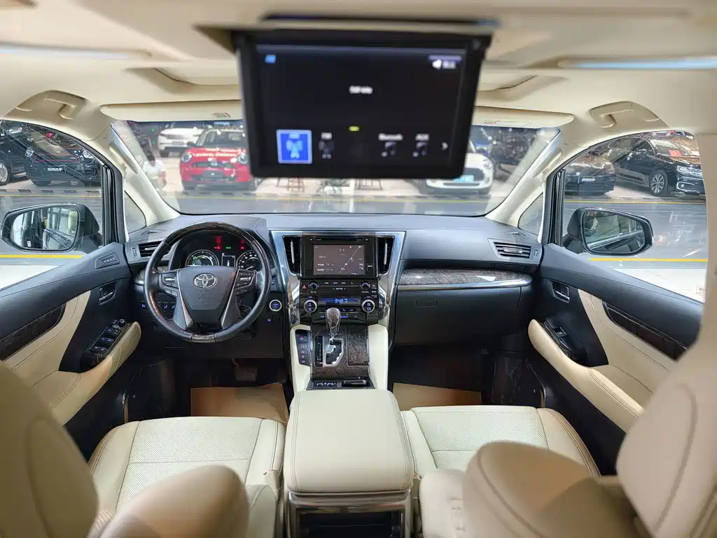 Toyota Alphard — фото 7