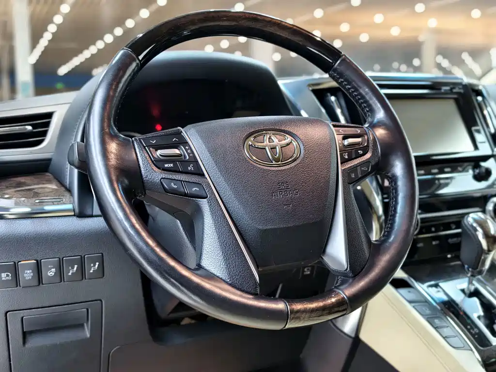 Toyota Alphard — фото 8