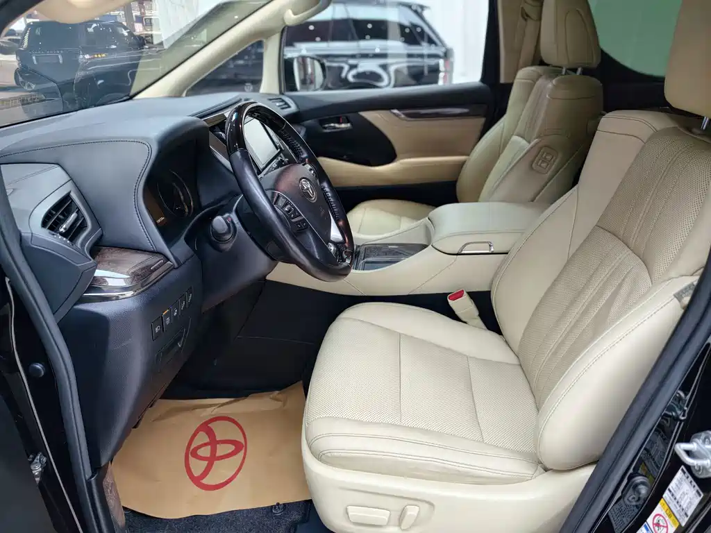 Toyota Alphard — фото 9