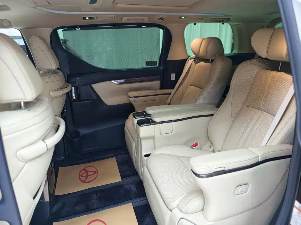 Toyota Alphard — фото 10