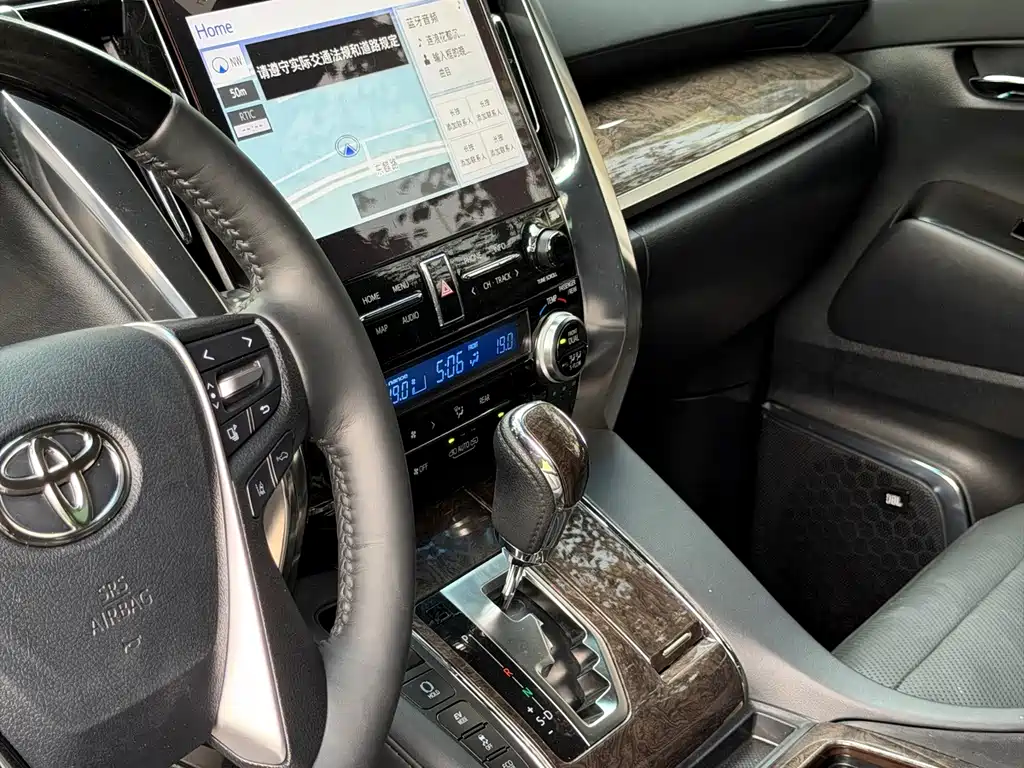 Toyota Vellfire — фото 4