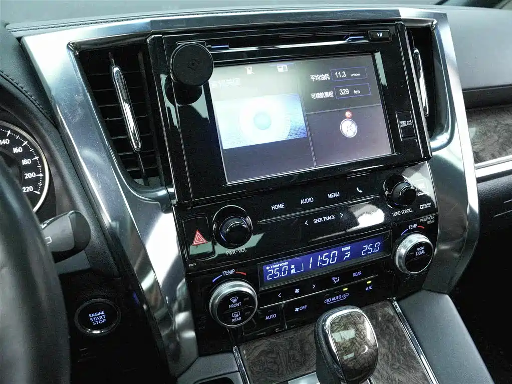 Toyota Alphard — фото 9