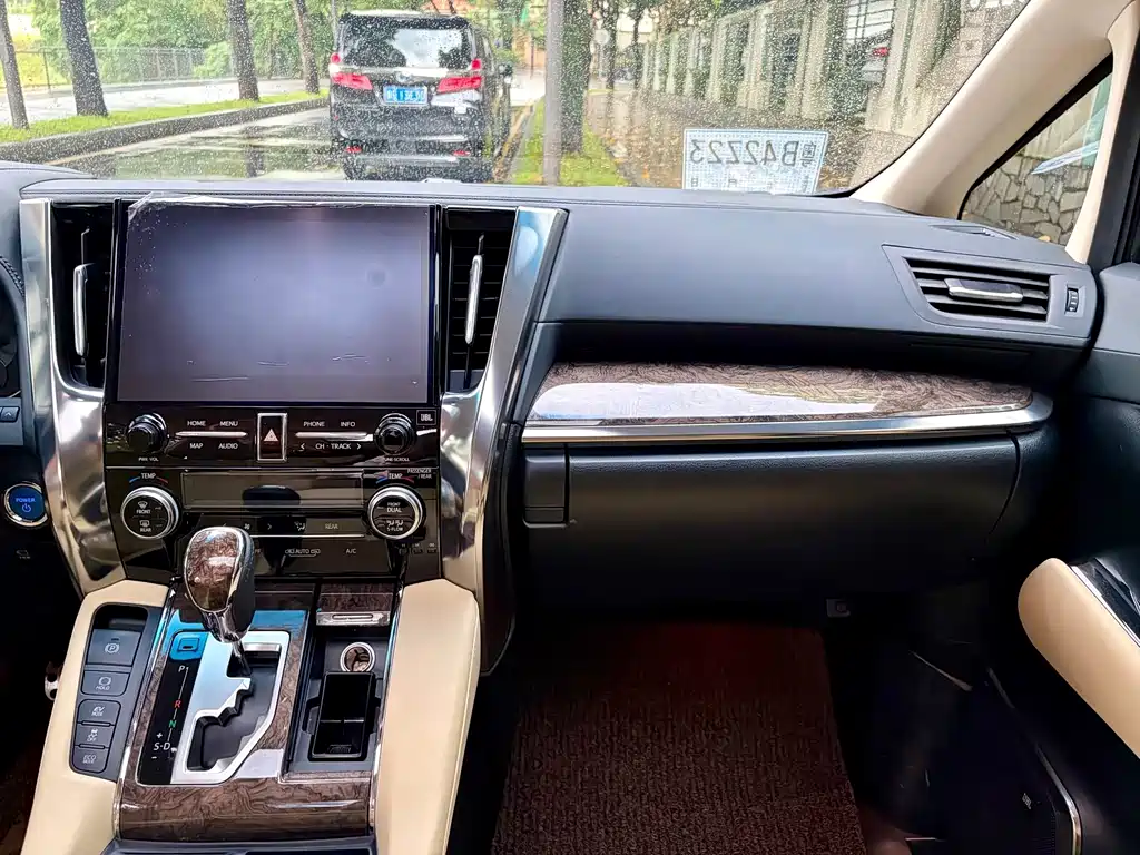 Toyota Vellfire — фото 10