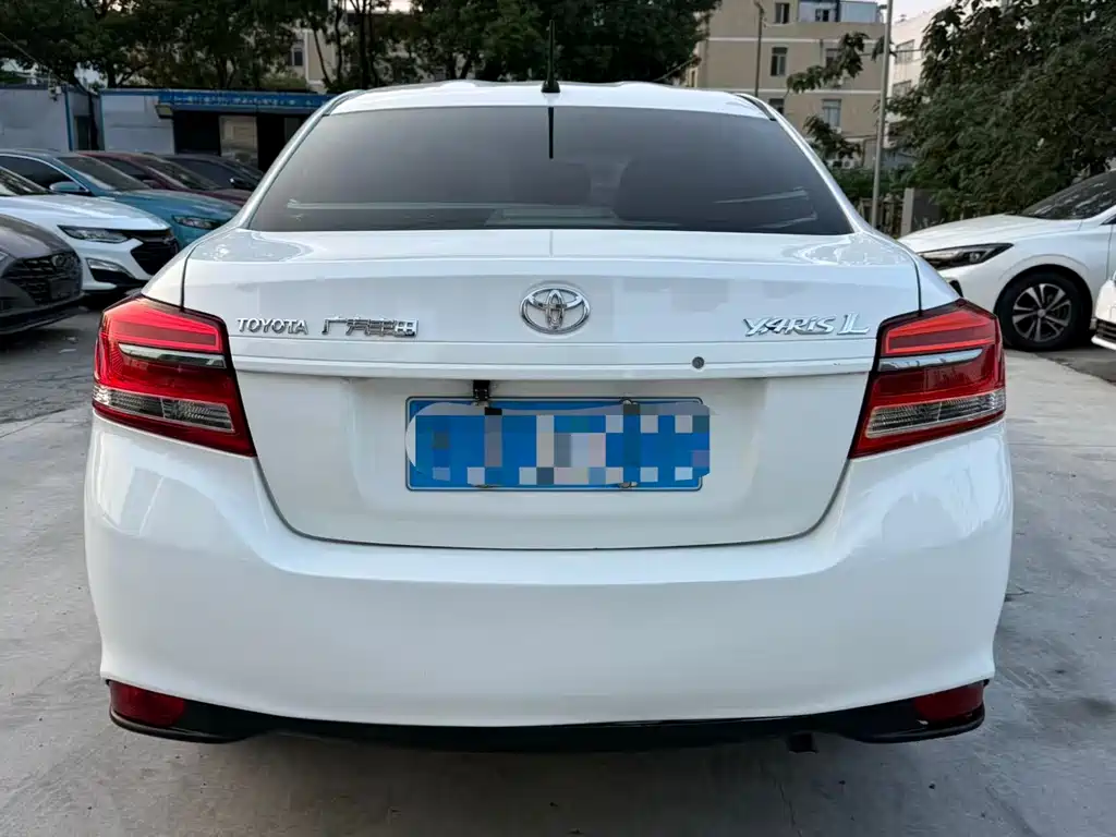 Toyota Yaris L — фото 10