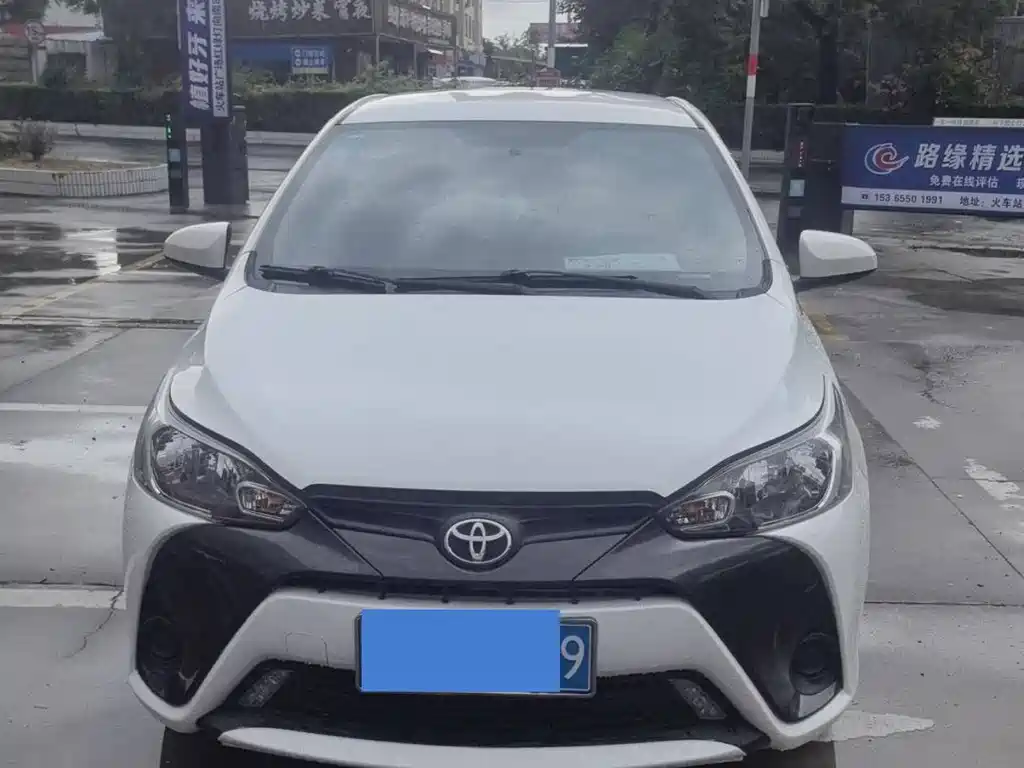 Toyota Yaris L — фото 2