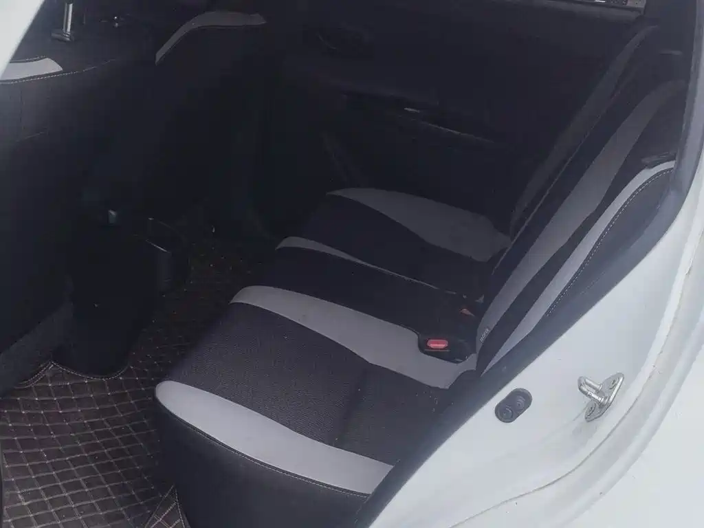 Toyota Yaris L — фото 11