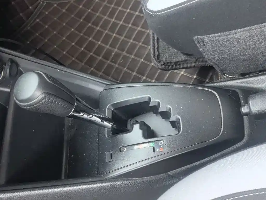 Toyota Yaris L — фото 14