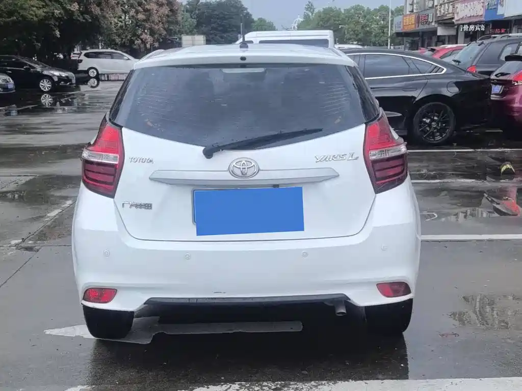 Toyota Yaris L — фото 4