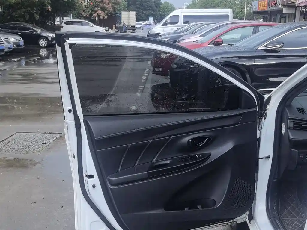 Toyota Yaris L — фото 8