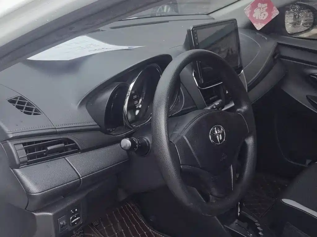 Toyota Yaris L — фото 10